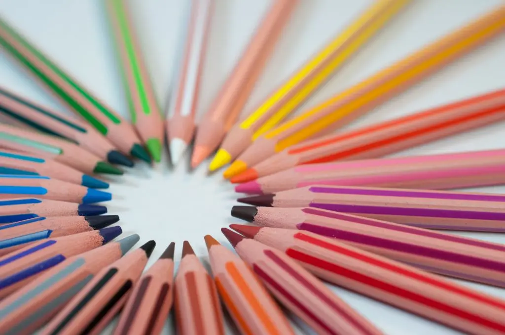 Crayons de couleur en cercle